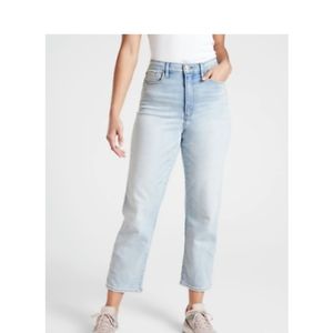 Women's Athleta Skulptek ankle jean, light wash, size 2. So comfy and stretchy!